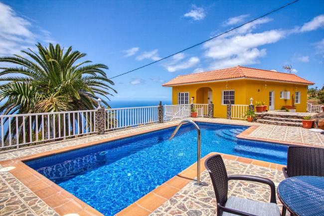 Villa avec piscine et licence de location offrant une vue imprenable sur la mer à Tijarafe